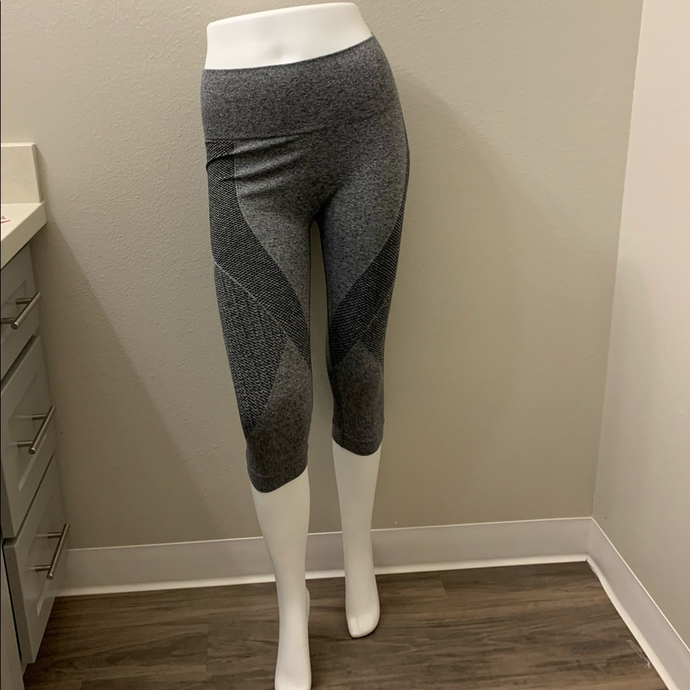 Lorna Jane Seamless Capris - Picture 1 of 6